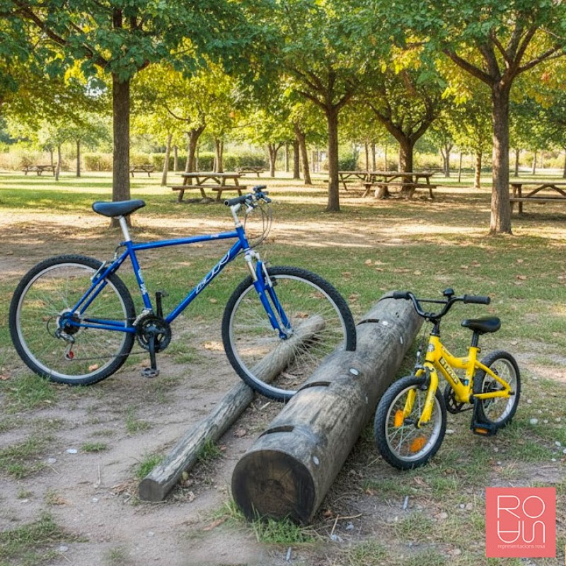 Aparcabicicletes de fusta rústic per camins naturals